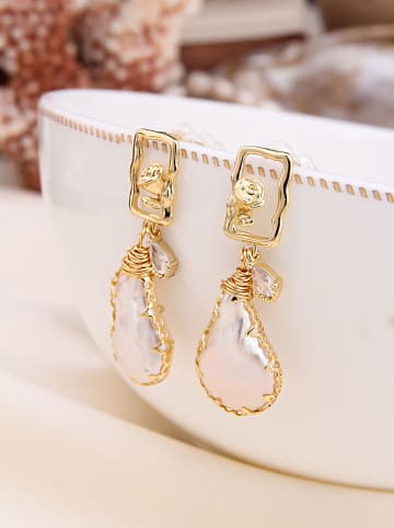 Pierres delicates Pozłacane kolczyki-wkrętki z masą perłową i cyrkoniami