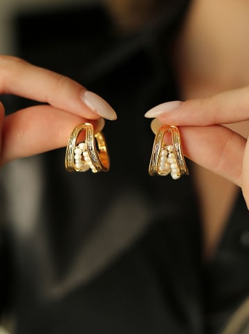 Pierres delicates Pozłacane kolczyki-półkreole z perłami