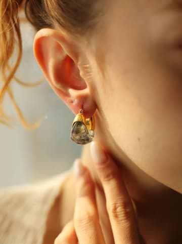 Pierres delicates Vergulde creolen met parelmoer