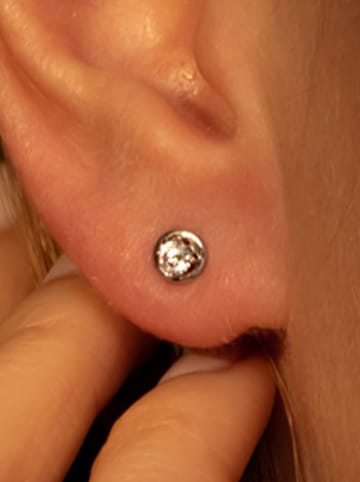 L instant d Or Witgouden oorstekers "Precious" met edelstenen