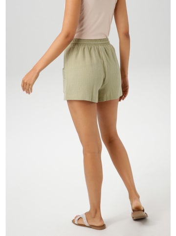 Aniston Shorts in Grün