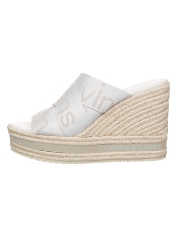 Calvin Klein Klapki w kolorze białym na koturnie