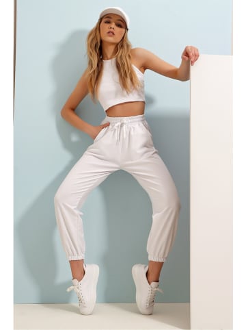 Happiness Istanbul Sweathose in Creme