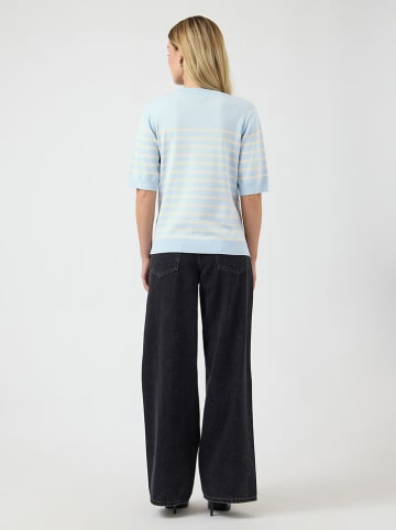 YAS Sweter w kolorze błękitno-białym