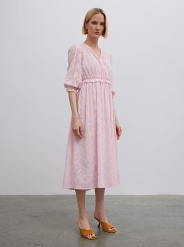 BGN Sukienka w kolorze jasnoróżowym