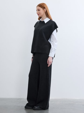 BGN Sweter w kolorze czarnym