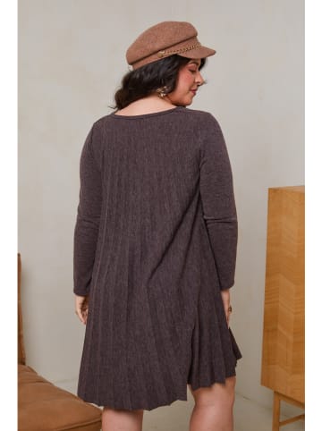 Curvy Lady Sukienka w kolorze ciemnobrązowym