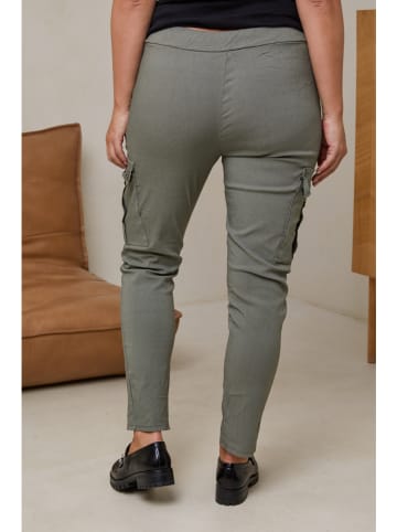 Curvy Lady Bojówki w kolorze khaki