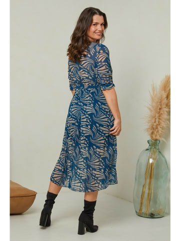 Curvy Lady Sukienka w kolorze niebiesko-beżowym