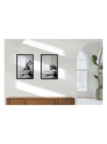 The Wild Hug Gerahmter Kunstdruck "Giraffe Bath" - (B)30 x (H)40 cm