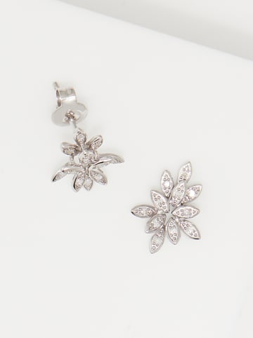 CARATELLI Witgouden oorstekers "Bouquet" met diamanten
