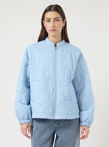 YAS Kurtka w kolorze błękitnym