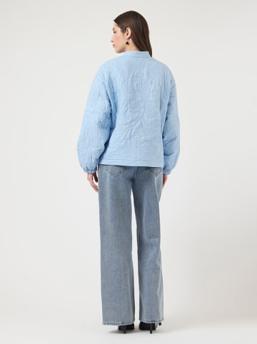 YAS Kurtka w kolorze błękitnym