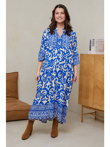 Curvy Lady Sukienka w kolorze niebieskim