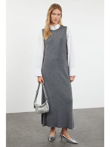 trendyol Kleid in Grau