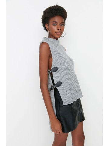 trendyol Pullunder in Grau