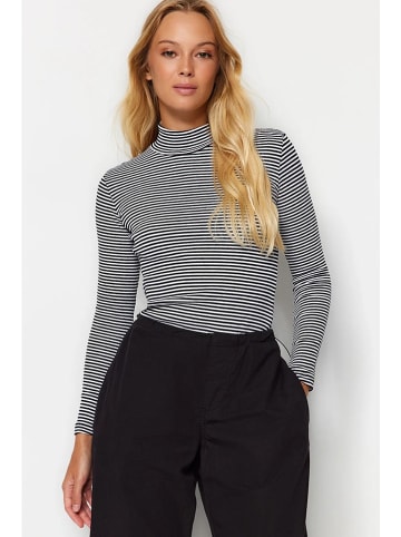 trendyol Longsleeve in Creme/ Schwarz
