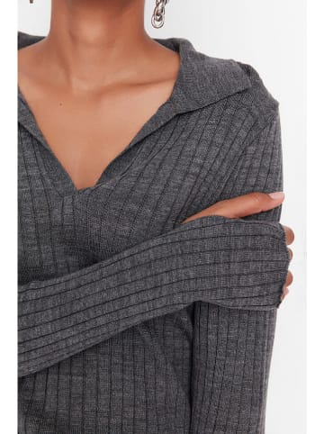 trendyol Pullover in Grau