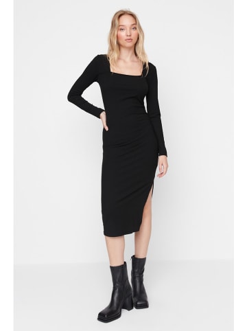 trendyol Kleid in Schwarz
