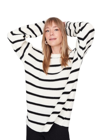 trendyol Pullover in Weiß/ Schwarz