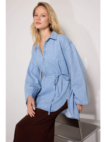 trendyol Jeans-Bluse in Hellblau