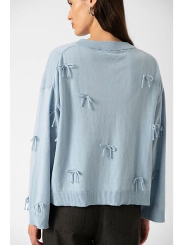 Soaked in Luxury Pullover in Hellblau