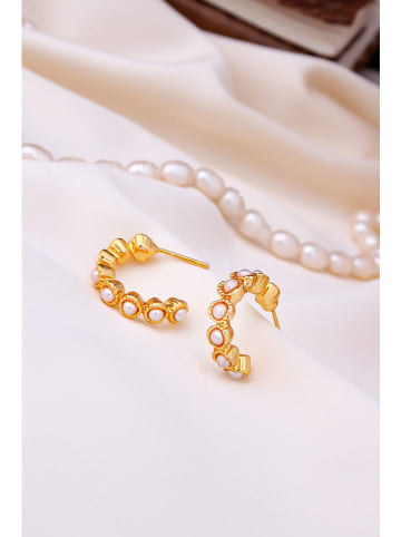 L'Atelier de Gaia Pozłacane kolczyki-kreole z syntetycznymi perłami