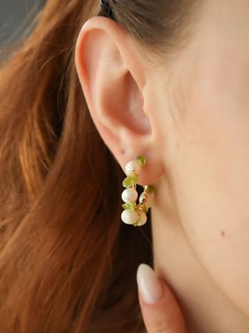 Pierres de Jade Vergold. Halbcreolen mit Perlen und Edelsteinen