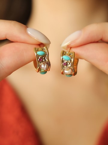 Pierres de Jade Vergold. Ohrstecker mit Edelsteinen und Perlen