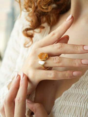 Pierres de Jade Vergold. Ring mit Perle und Edelstein