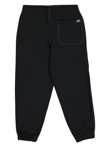 New Balance Spodnie dresowe "Essentials" w kolorze czarnym