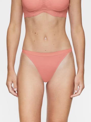 Triumph Stringi "Smart Natural" w kolorze jasnoróżowym