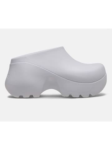 Crocs Chodaki w kolorze fioletowym na koturnie