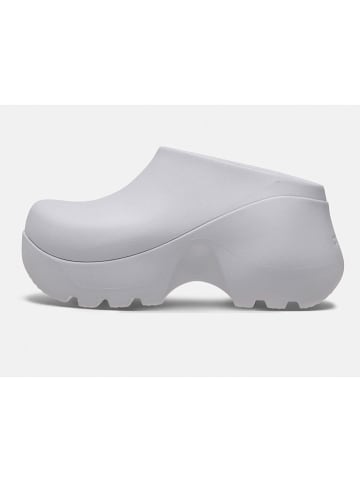 Crocs Chodaki w kolorze fioletowym na koturnie