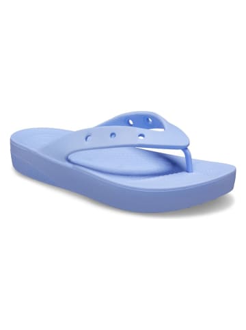 Crocs Japonki "Classic Platform" w kolorze błękitnym