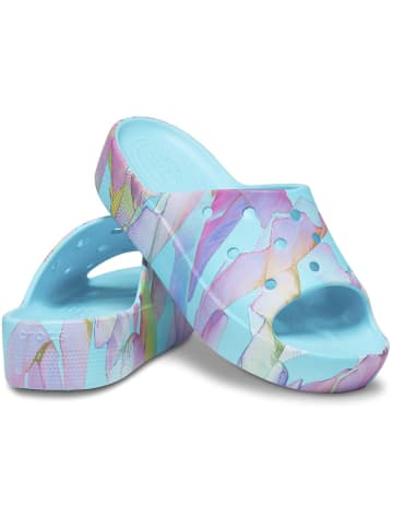 Crocs Klapki "Neptune" w kolorze błękitnym ze wzorem