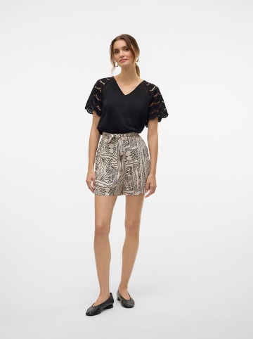 Vero Moda Szorty w kolorze kremowo-czarnym