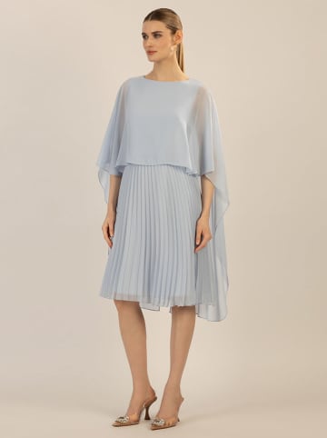 APART Plisseekleid in Hellblau