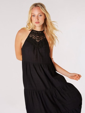 Apricot Kleid in Schwarz