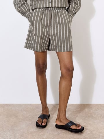 Apricot Shorts in Grau