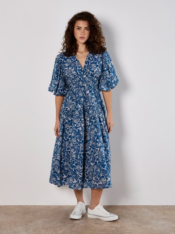 Apricot Kleid in Blau