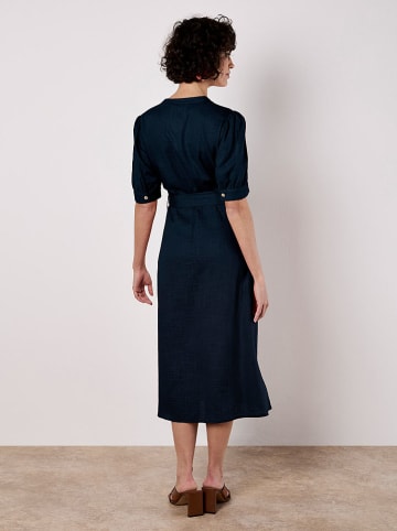 Apricot Kleid in Dunkelblau