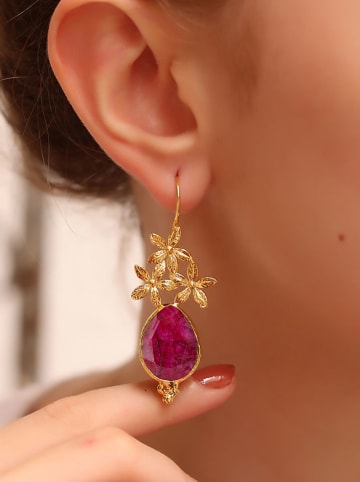 L'Atelier de Gaia Vergulde oorhangers met edelstenen