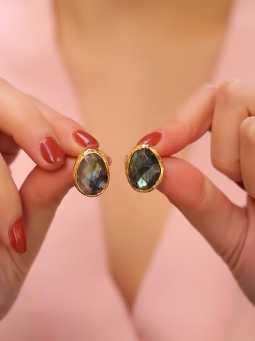 L'Atelier de Gaia Pozłacane kolczyki-wkrętki z labradorytem