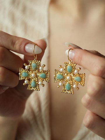 L'Atelier de Gaia Vergulde oorhangers met edelstenen en parels