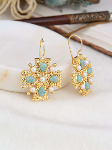 L'Atelier de Gaia Vergulde oorhangers met edelstenen en parels