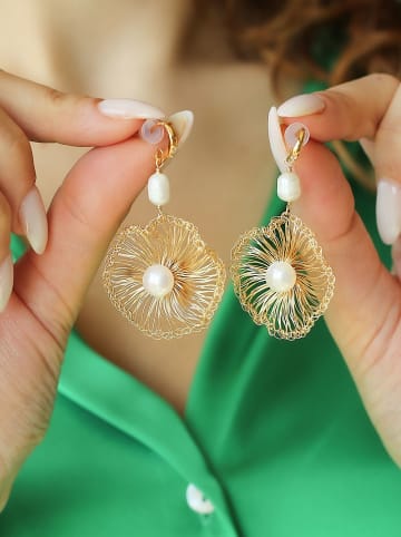 L'Atelier de Gaia Pozłacane kolczyki z perłami i cyrkoniami