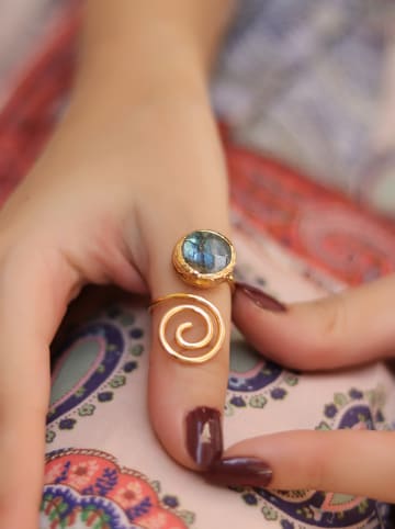L'Atelier de Gaia Pozłacany pierścionek z labradorytem