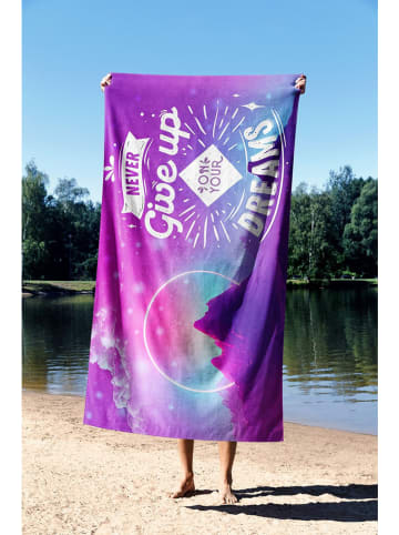 FLORIANE GARDEN Strandtuch "Never Give Up" in Lila/ Blau