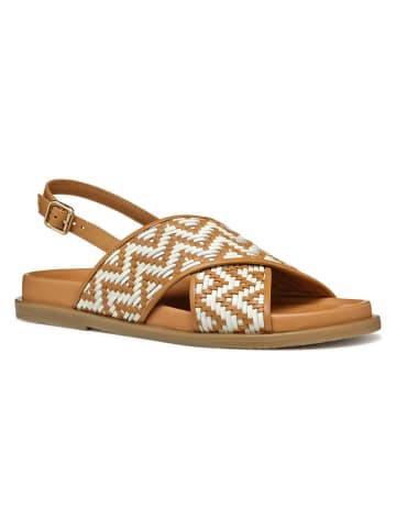 Geox Skórzane sandały "Adelash" w kolorze jasnobrązowo-białym